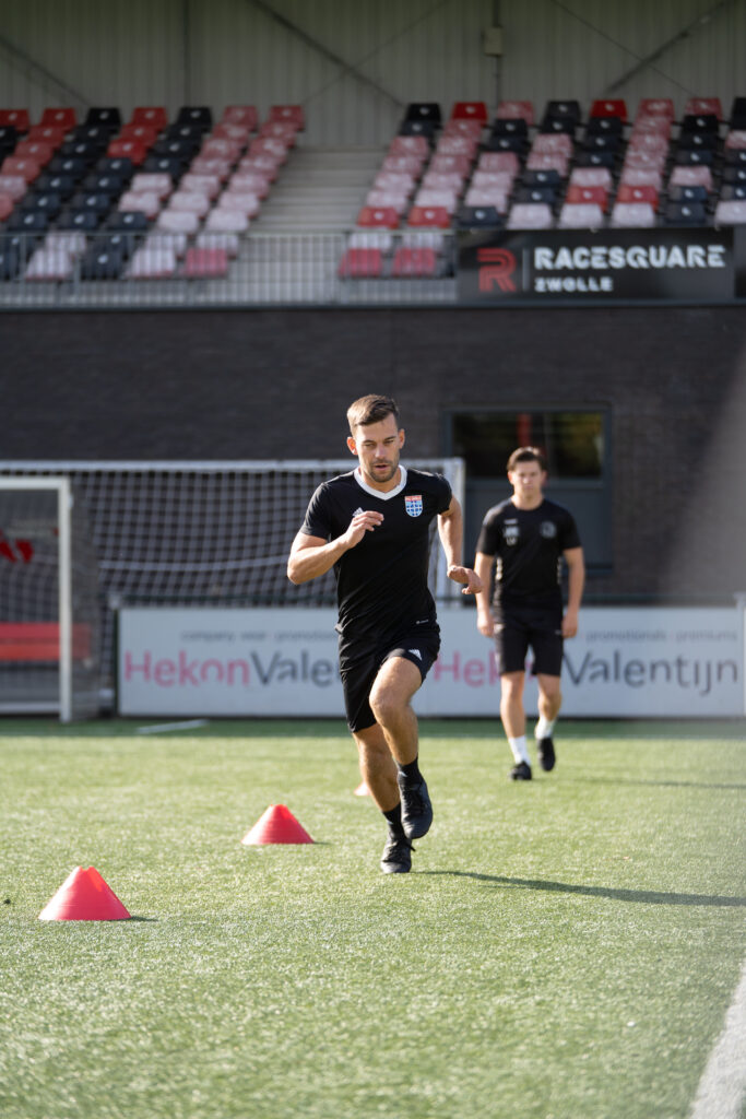 2,5 uur durende praktijkworkshop Sprinten voor Voetballers onder leiding van loopspecialist Joep Emmen. Voor trainers die op zoek zijn naar praktische verdieping en inspiratie op het gebied van sprint- en looptechniek binnen het voetbal.