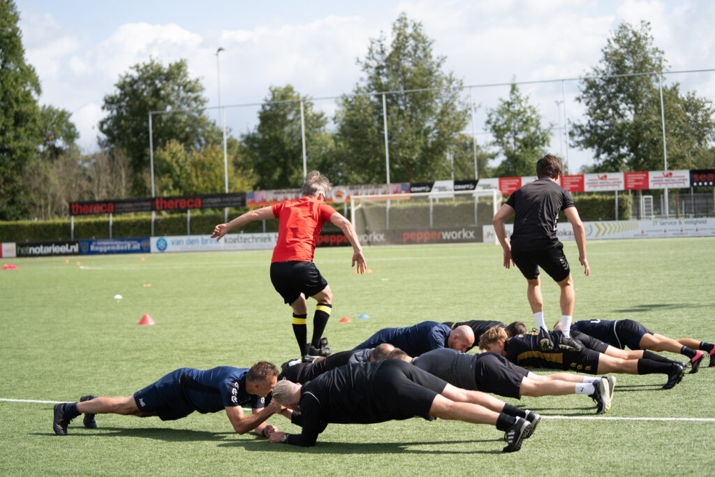 Dé theoretische basis voor elke voetbaltrainer of (toekomstig) Performance Trainer op het gebied van o.a. Voetbalconditie, Periodisering en Breed Motorische Ontwikkeling