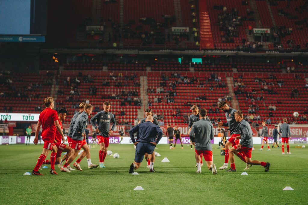 Het meest uitgebreide pakket Soccer Performance Specialist bestaat uit het pakket Conditie- en Hersteltrainer Voetbal en de opleiding Soccer Performance Specialist.
We adviseren dit pakket als je de ambitie hebt om als Performance Coach in het Betaald Voetbal aan de slag te gaan, maar nog geen specifieke voorkennis of ervaring hebt opgedaan.