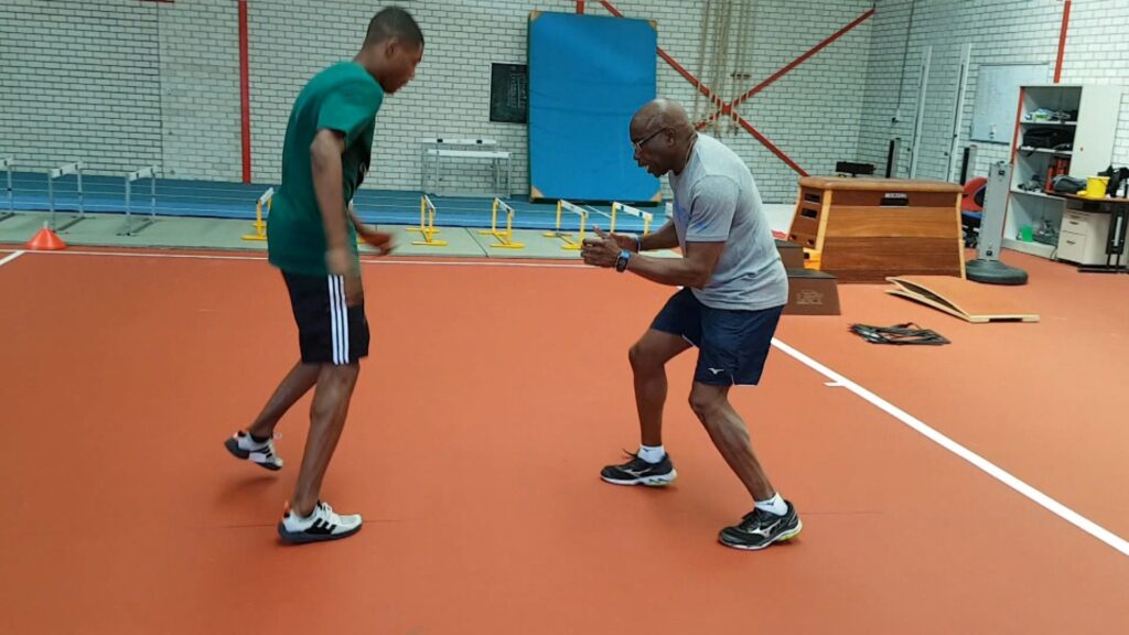 Workshop Loopscholing en Looptechniek voor Voetballers onder leiding van Errol Esajas voor trainers op zoek naar verdieping en inspiratie. Deze workshop vindt plaats in Rotterdam op zondag 26 januari ’25 (VOL) en zondag 7 juni ’25 van 14.00-16.30.