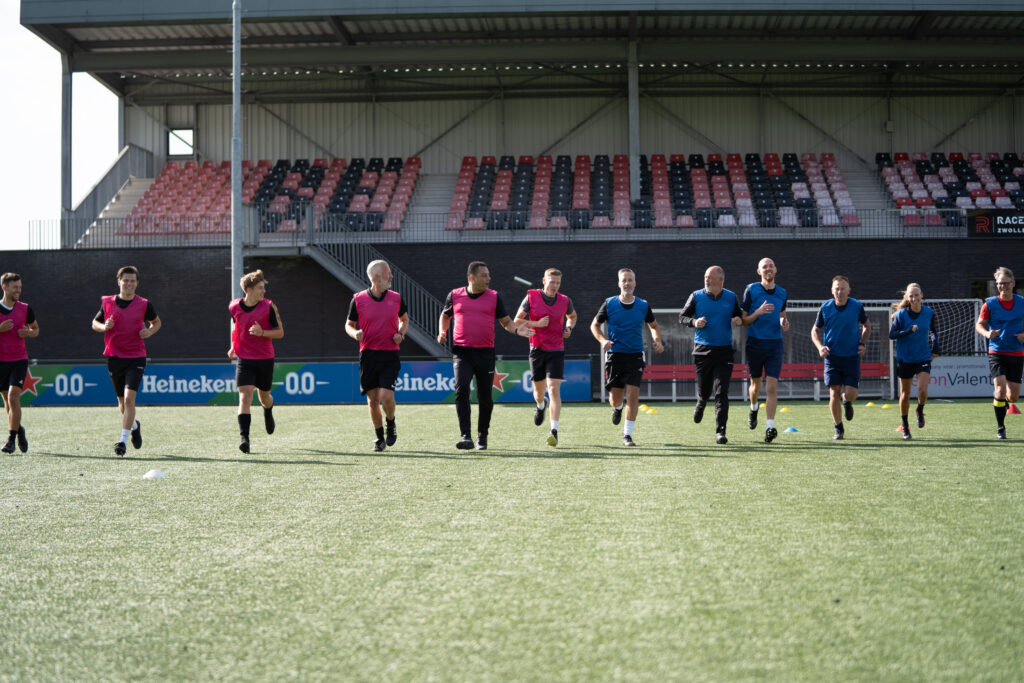 Meer trainen betekent niet automatisch een betere voetbalconditie. Toch maken veel voetbaltrainers onbewust fouten bij het ontwikkelen van de fysieke prestaties van hun spelers. Welke fouten komen het vaakst voor en hoe kun je ze voorkomen? Jelmer Siemons deelt 10 veelgemaakte fouten én praktische tips waarmee jij jouw spelers effectiever kunt trainen.