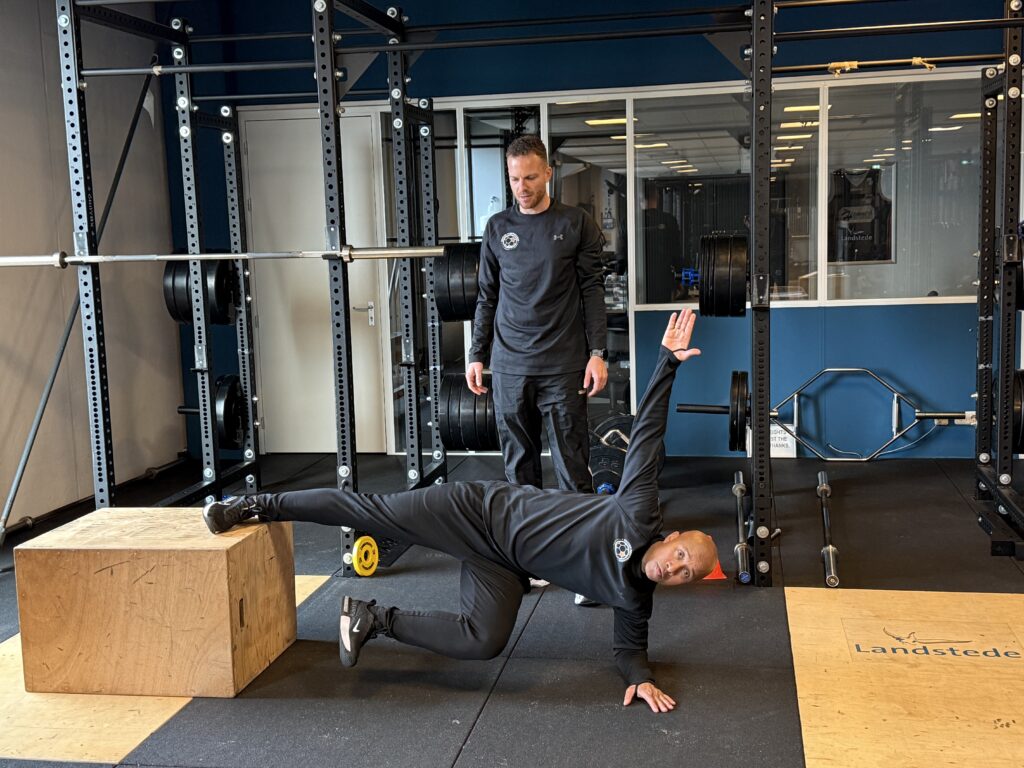 Je kunt de beste isometrische oefeningen kiezen, maar zonder de juiste timing laat je veel trainingsrendement liggen. In deze blog ontdek je hoe je isometrische krachttraining slim periodiseert binnen de trainingsweek. Je krijgt onder andere antwoord op vragen als wanneer je welke vorm inzet, hoe je deze combineert met veldtraining en hoe je de trainingsbelasting optimaal afstemt op wedstrijden.