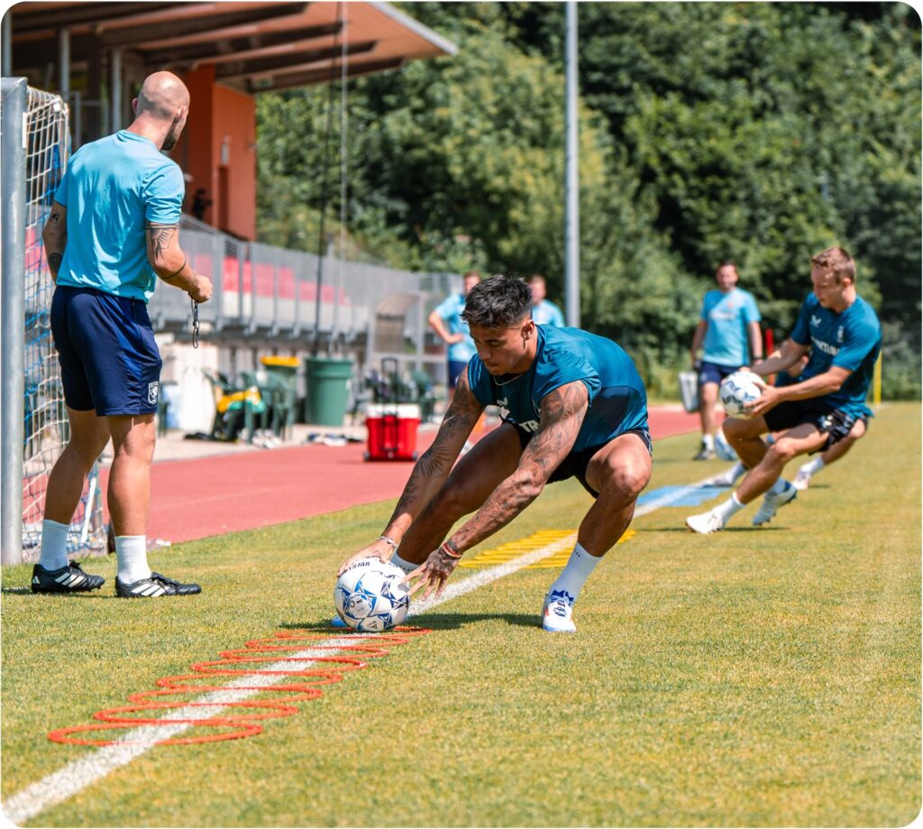 Het meest uitgebreide pakket Soccer Performance Specialist bestaat uit het pakket Conditie- en Hersteltrainer Voetbal en de opleiding Soccer Performance Specialist.
We adviseren dit pakket als je de ambitie hebt om als Performance Coach in het Betaald Voetbal aan de slag te gaan, maar nog geen specifieke voorkennis of ervaring hebt opgedaan.