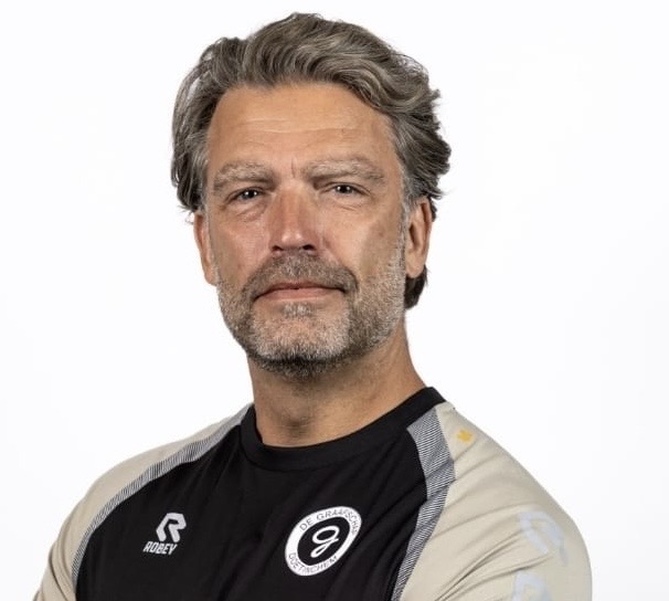 Van voetbalvader en amateurtrainer naar performance coach bij de Graafschap en staflid bij Vitesse O13. Niels de Ridder (51) maakte de afgelopen jaren een bijzondere ontwikkeling door. Welke rol speelde de opleiding Soccer Performance Specialist hierin? En welke uitdagingen komt hij tegen binnen het betaald voetbal? Niels deelt zijn ervaringen, ambities en tips voor trainers die zich verder willen ontwikkelen.