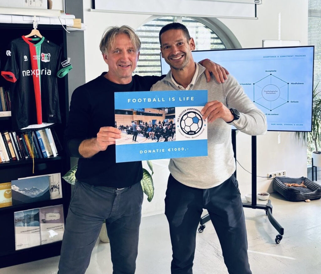 Tijdens de JES Soccer Performance Day 2026 stond Football is Life centraal als goed doel. Dankzij een donatie van € 1.000,- van JES Soccer Performance en de opbrengst van de loterij werd in totaal ruim € 1.500,- opgehaald! Een prachtig bedrag waarmee de stichting jongeren in Malawi ondersteunt, met voetbal als verbindende kracht.